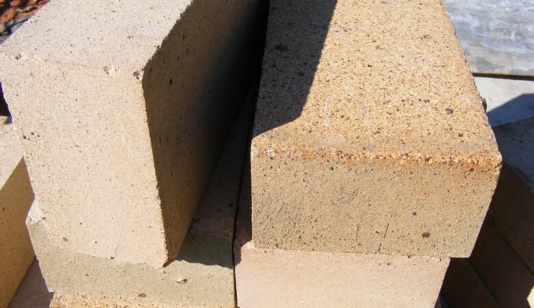 Cegła szamotowa, czym jest, jakie są jej właściwości i zastosowanie
