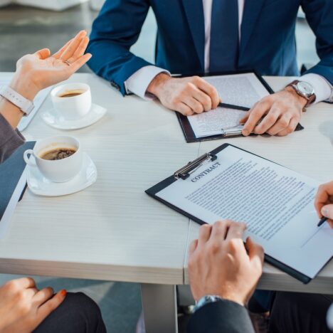 Kurtki i płaszcze przejściowe. Jaki krój kurtek będzie modny w tym sezonie?