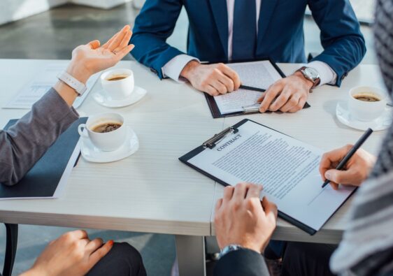 Tłumacz przysięgły języka niemieckiego - jakie powinien posiadać kwalifikacje?