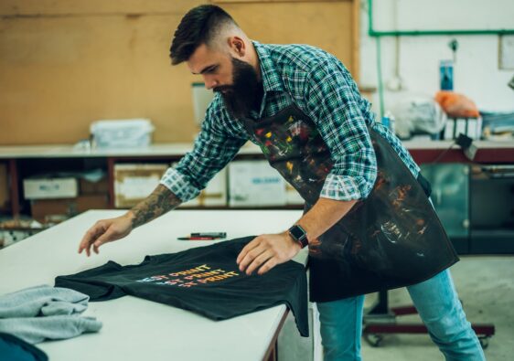 Jak stworzyć niepowtarzalną koszulkę z nadrukiem?
