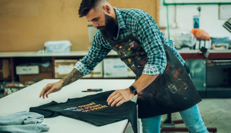 Jak stworzyć niepowtarzalną koszulkę z nadrukiem?