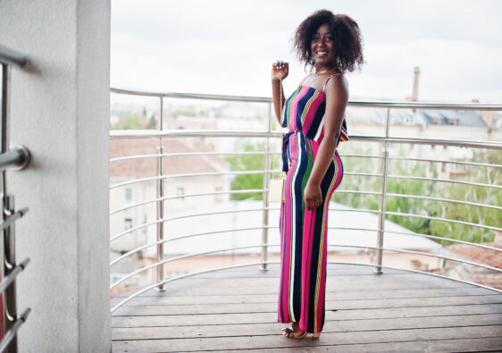 kobieta w kombinezonie