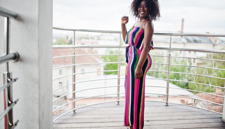 kobieta w kombinezonie